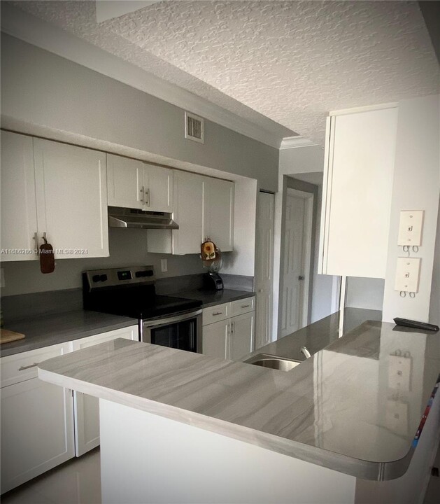 11601 SW 2nd St, Unit #21201 updated in Pembroke Pines, FL - Foto de edificio