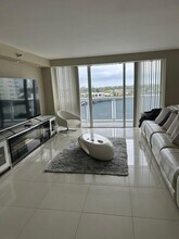 20505 E Country Club Dr, Unit 747 in Aventura, FL - Foto de edificio - Building Photo