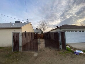 2706 Truxtun Ave in Bakersfield, CA - Building Photo - Building Photo