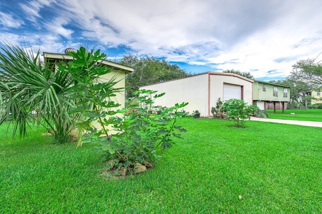 325 Palm Dr in Liverpool, TX - Building Photo - Building Photo