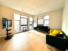 45 W 3rd St, Unit 312 in Boston, MA - Foto de edificio - Building Photo
