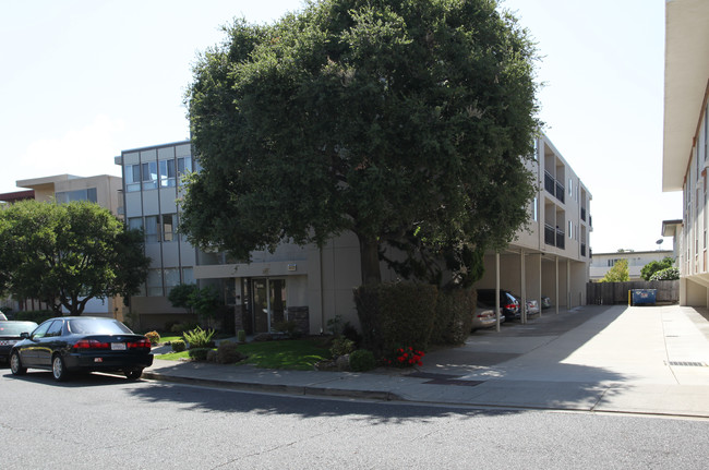 Garden Drive Apartments in Burlingame, CA - Building Photo - Building Photo