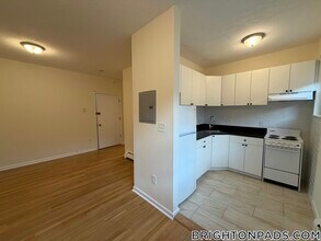 2018 Commonwealth Ave, Unit 33 in Boston, MA - Foto de edificio - Building Photo