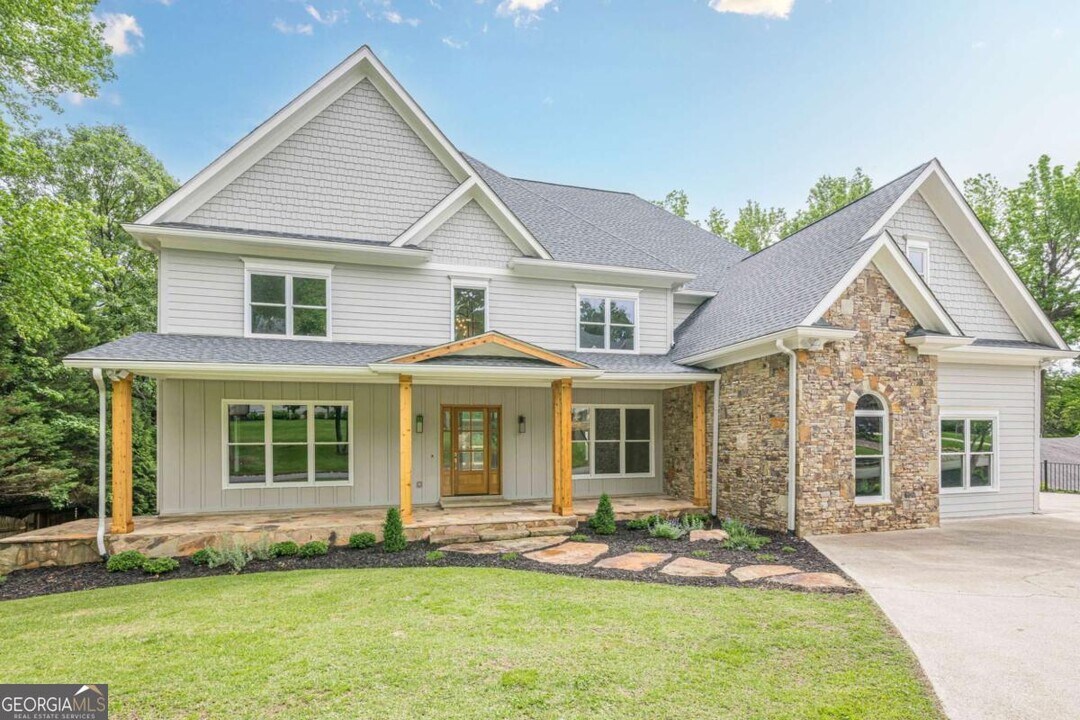 2555 Chattahoochee Ln in Cumming, GA - Building Photo