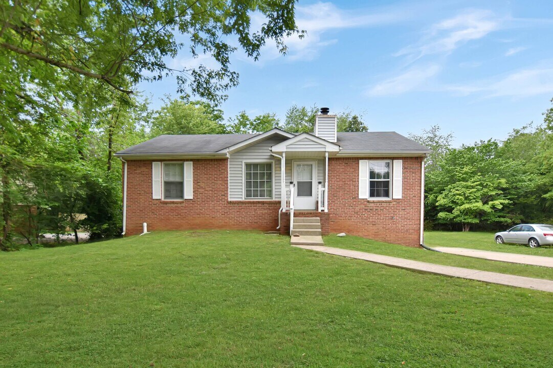 910 Ryan Dr in Clarksville, TN - Foto de edificio