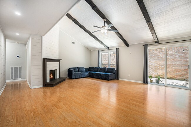16607 Neumann Dr in Houston, TX - Foto de edificio - Building Photo