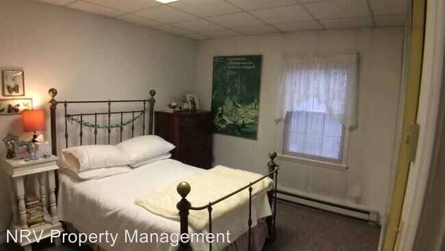 327 W Main St in Radford, VA - Building Photo - Building Photo