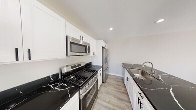 5575 Mary Ln Dr in San Diego, CA - Building Photo - Building Photo