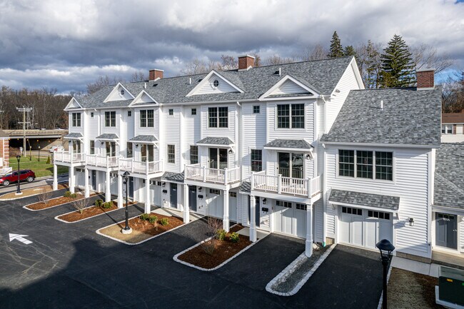 Townhomes at Colonial Village in Glastonbury, CT - Foto de edificio - Building Photo