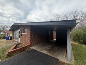 1315 Mendell Dr in University City, MO - Building Photo - Building Photo