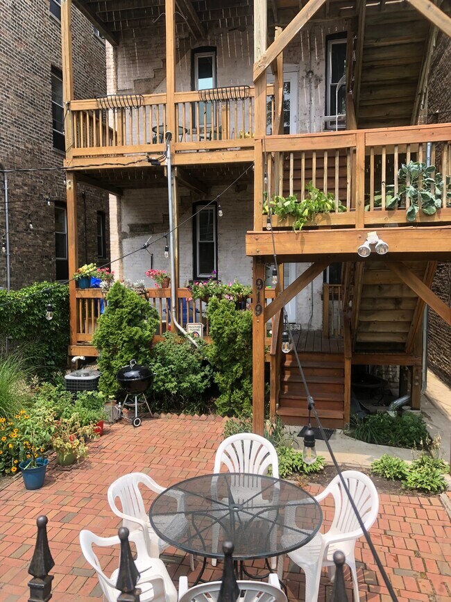 919 W Newport Ave, Unit Garden in Chicago, IL - Building Photo - Building Photo