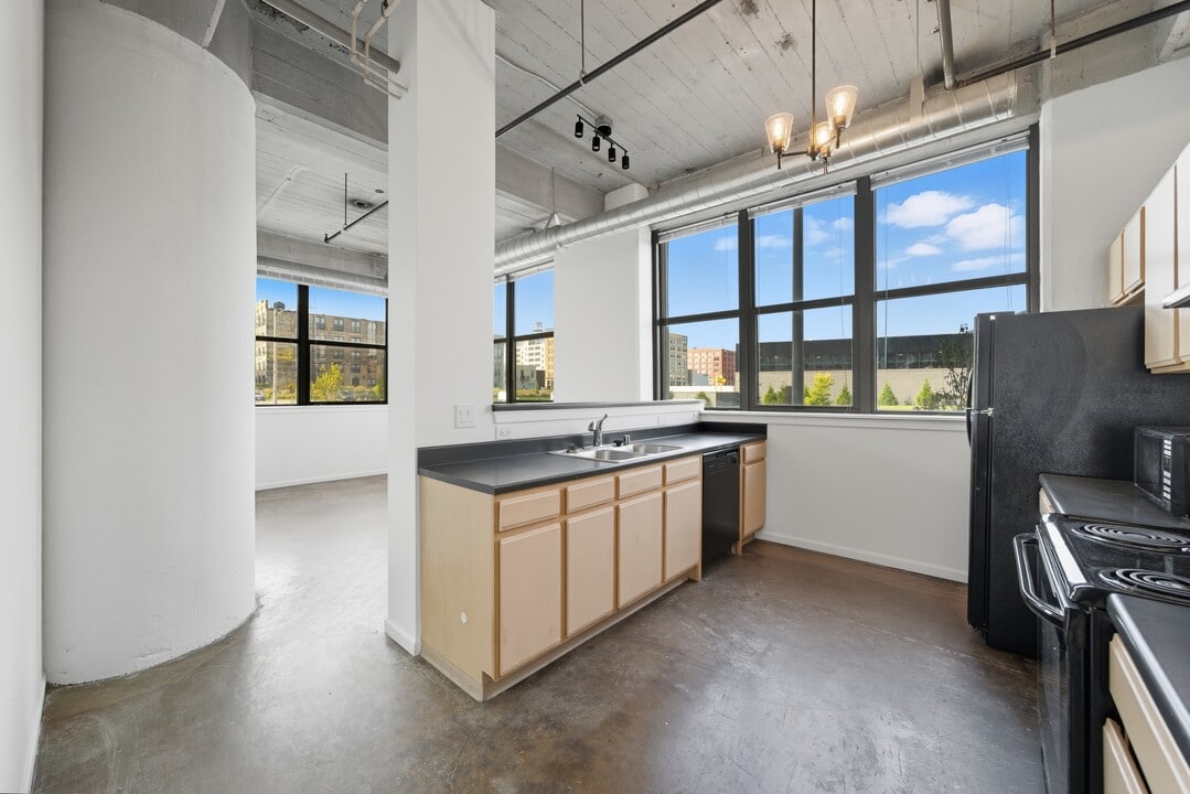 Teweles Seed Tower Apartments in Milwaukee, WI - Foto de edificio