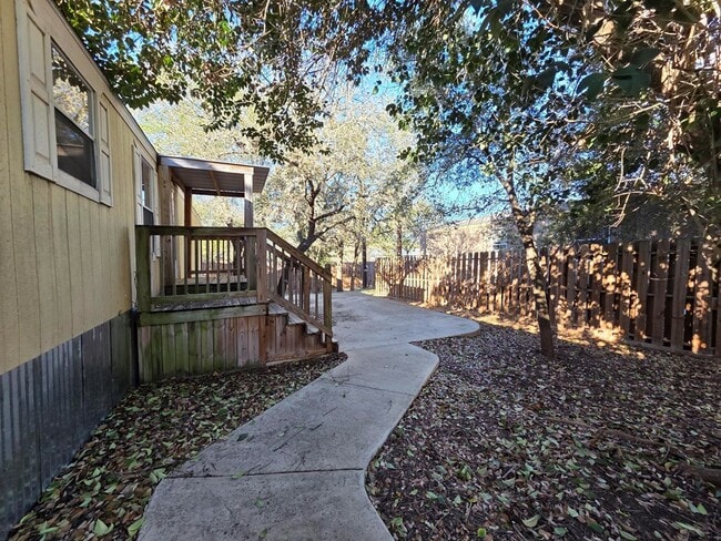 169 Fort Worth St in Bandera, TX - Building Photo - Building Photo