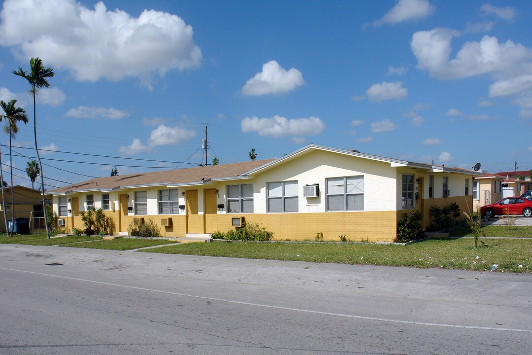 100 SW 13th St in Hialeah, FL - Foto de edificio