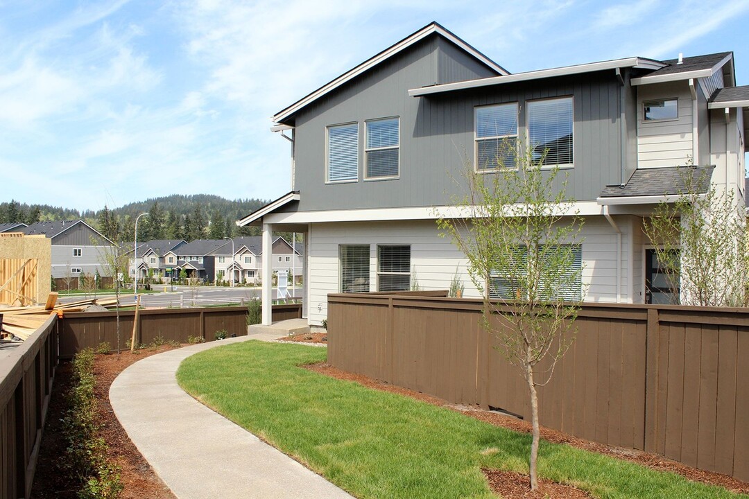 17255 SE Cuyahoga Way in Happy Valley, OR - Building Photo