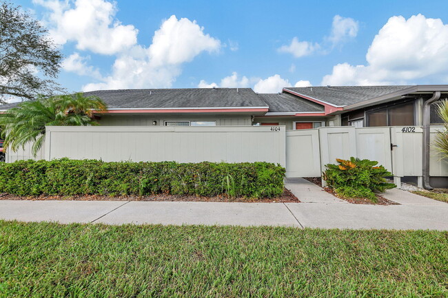 4104 NW Cinnamon Tree Cir in Jensen Beach, FL - Foto de edificio - Building Photo