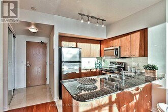 509 Beecroft Rd in Toronto, ON - Building Photo - Building Photo