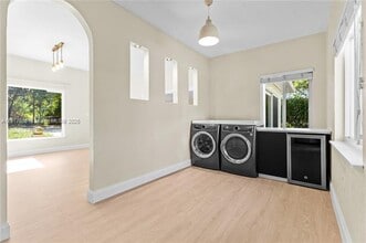 5865 SW 48th St in Miami, FL - Building Photo - Building Photo