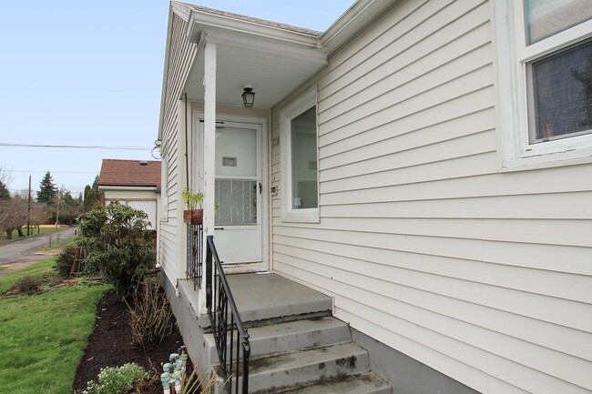 2718 SE 58th Ave in Portland, OR - Building Photo - Building Photo