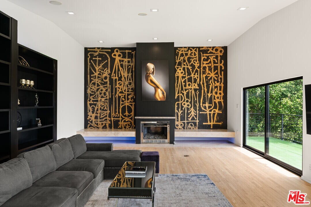 8514 Hillside Ave in Los Angeles, CA - Building Photo