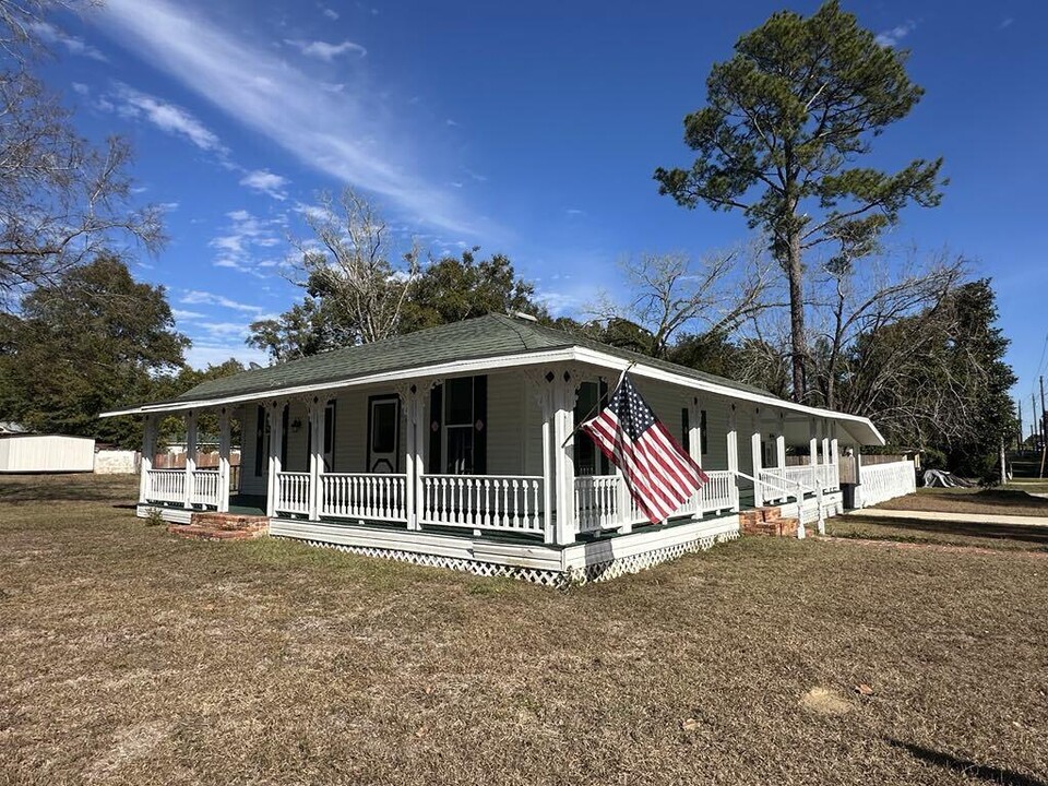 457 Bruce Ave in Defuniak Springs, FL - Building Photo