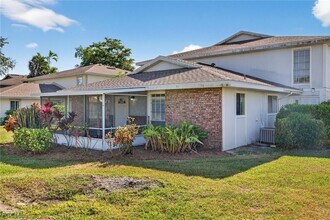 3271 Royal Canadian Trace in Ft. Myers, FL - Foto de edificio - Building Photo