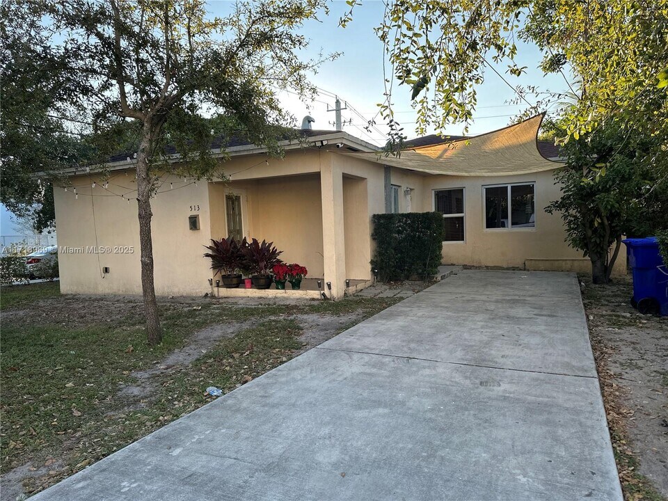513 NW 77th St-Unit -513 in Miami, FL - Building Photo