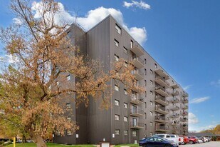 Regal Tower Apartments - Sarnia in Sarnia, ON - Building Photo