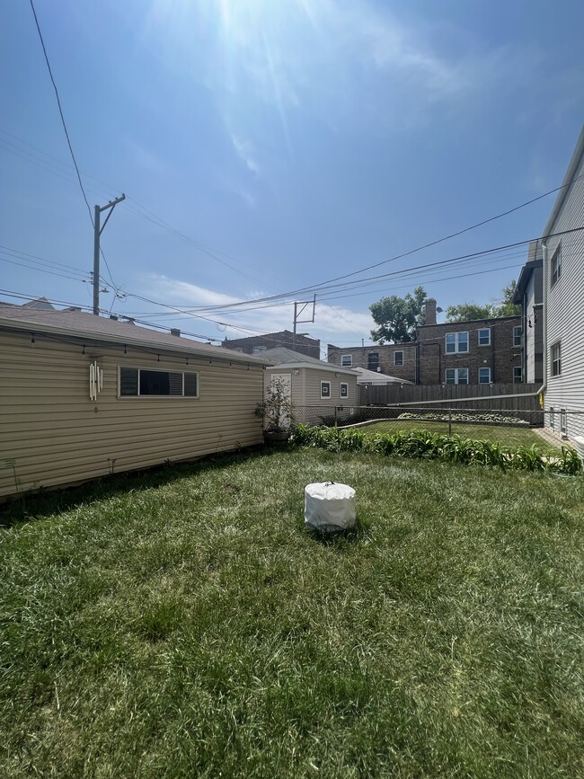 3711 N Bernard St, Unit 2 in Chicago, IL - Building Photo - Building Photo