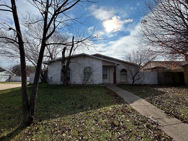 2005 Clark Trail in Grand Prairie, TX - Building Photo - Building Photo