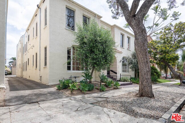 414 N Curson Ave in Los Angeles, CA - Building Photo - Building Photo