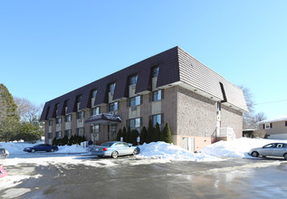 Meriden Road Estates in Waterbury, CT - Building Photo - Building Photo