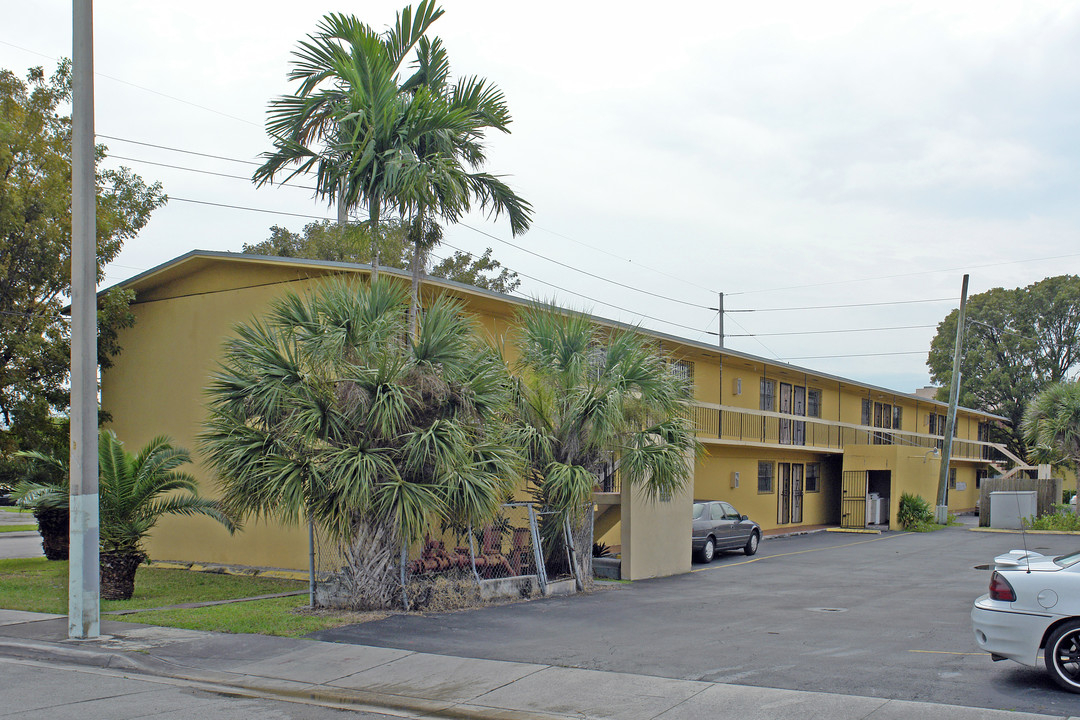 4361 NW 9th St in Miami, FL - Building Photo