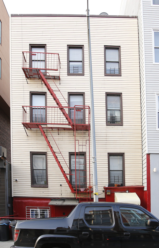 136 Meserole St in Brooklyn, NY - Building Photo - Building Photo