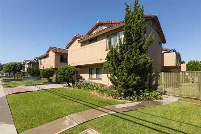 21511 Pioneer Blvd in Lakewood, CA - Building Photo - Building Photo