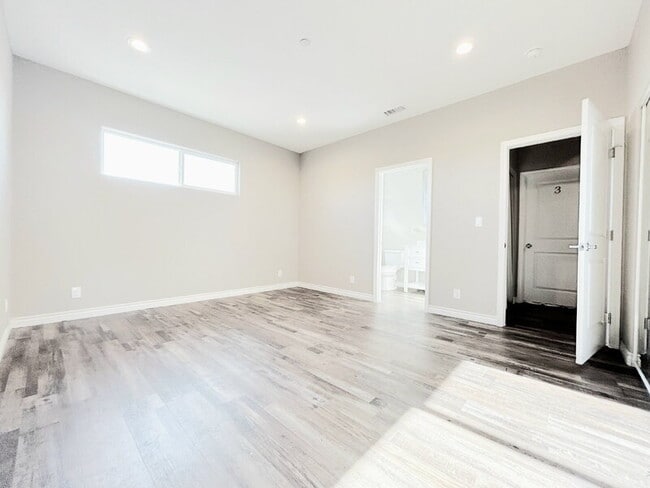 property at 3258 Dundas St