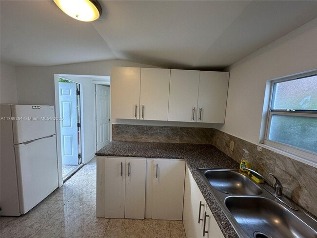 2430 NW 26th St in Miami, FL - Building Photo - Building Photo
