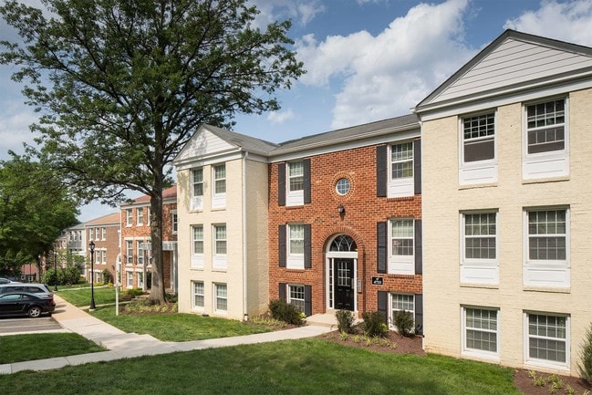 Newport Village in Alexandria, VA - Foto de edificio - Building Photo