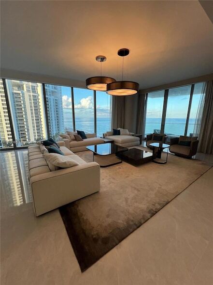 17975 Collins Ave, Unit 1002 in Sunny Isles Beach, FL - Building Photo - Building Photo