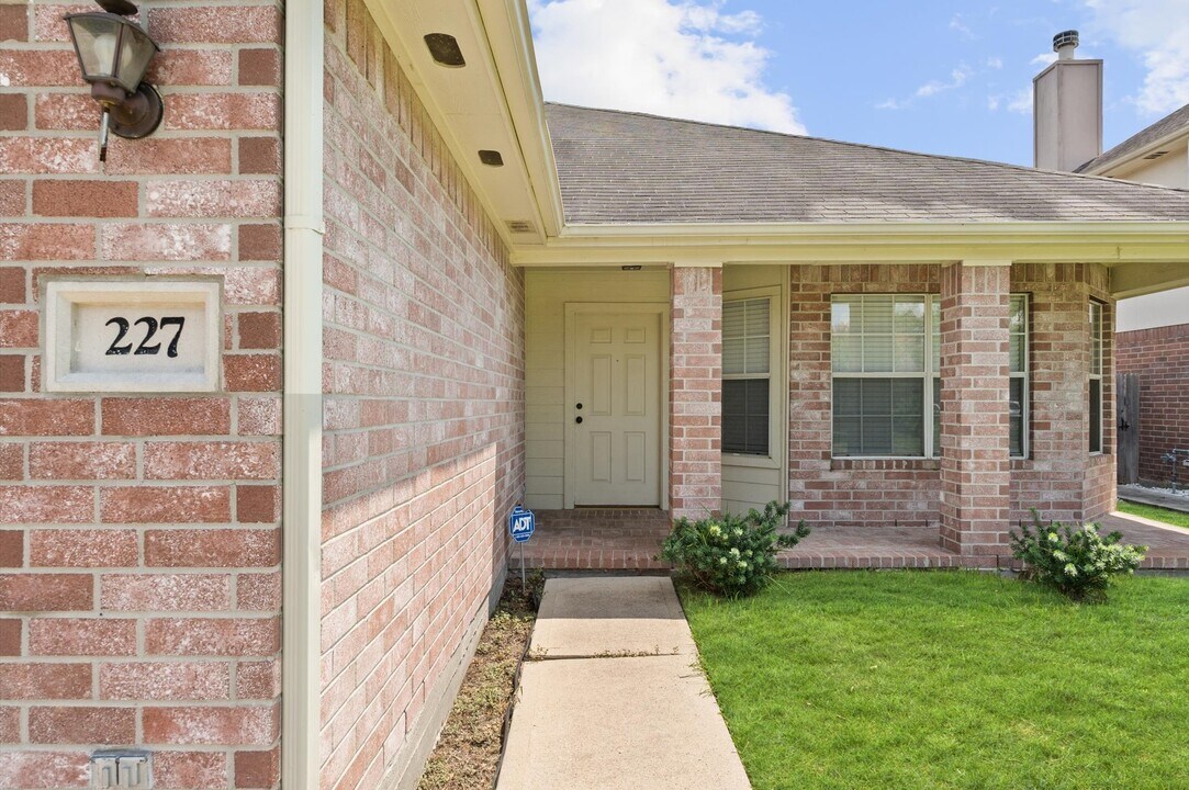 227 Mammoth Springs Ln in Dickinson, TX - Building Photo