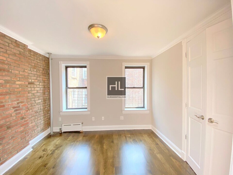 120 Christopher St in New York, NY - Building Photo