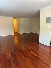 2725 39th St NW, Unit 215 in Washington, DC - Foto de edificio - Building Photo