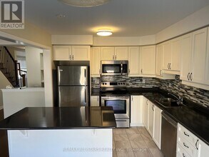 12 Westfield Dr in Whitby, ON - Building Photo - Building Photo