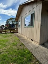 285 E 11th Ave in Junction City, OR - Building Photo - Building Photo