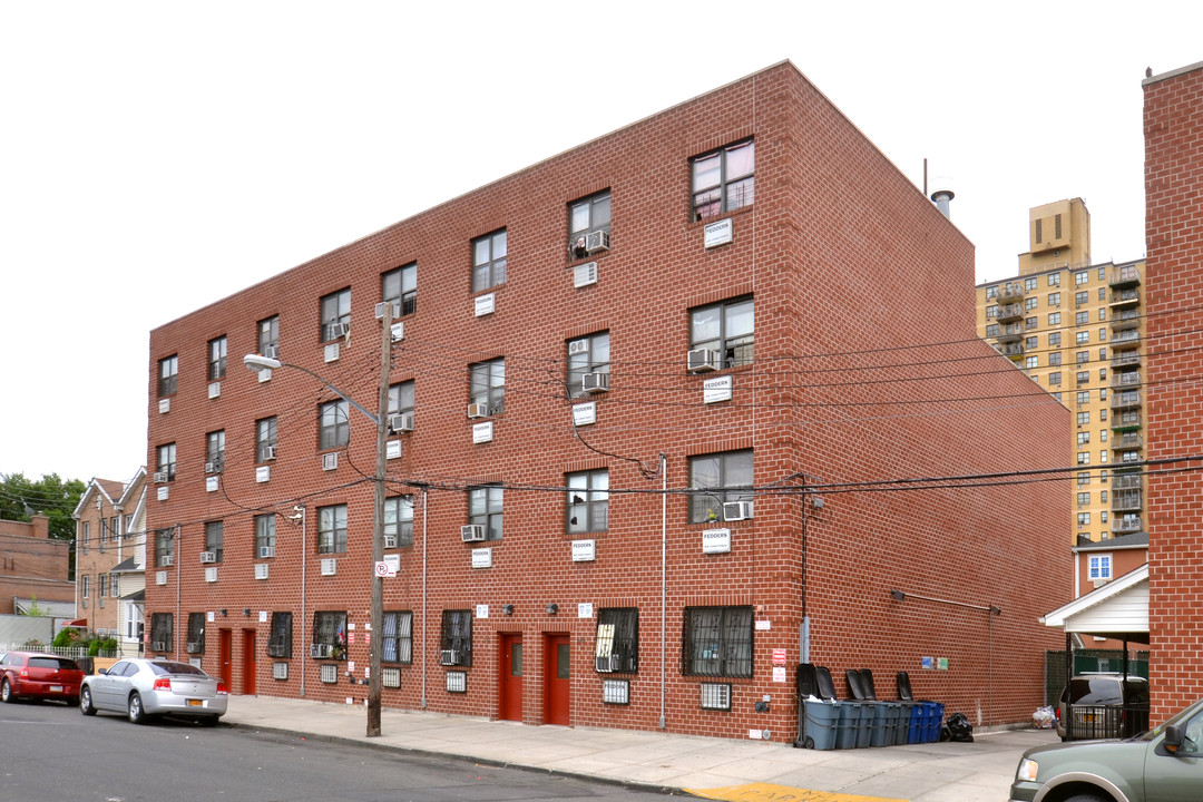 943 Croes Ave in Bronx, NY - Building Photo