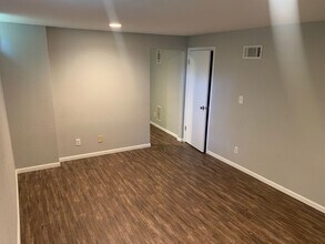 1101 Pekin Ave in Creve Coeur, IL - Building Photo - Building Photo