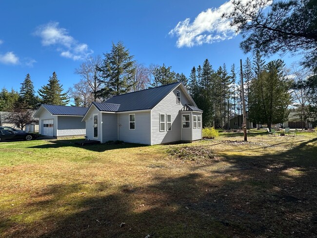 962 County Rd 440 in Manistique, MI - Building Photo - Building Photo