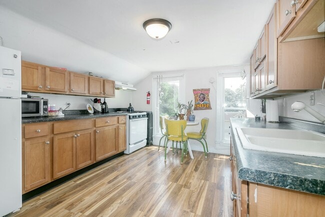 property at 1305 E Dayton St