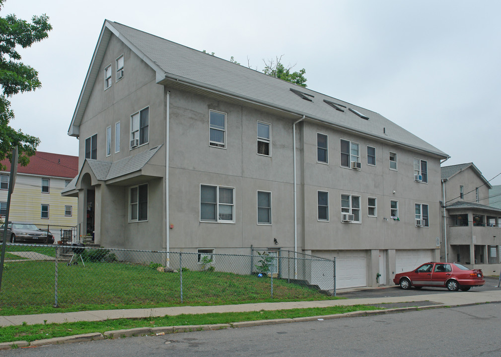 64 S Kensico Ave in White Plains, NY - Building Photo