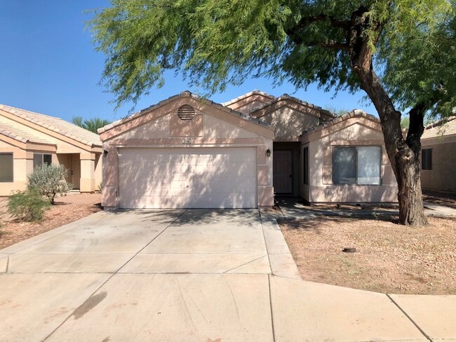 1366 W 17th Ave in Apache Junction, AZ - Foto de edificio - Building Photo